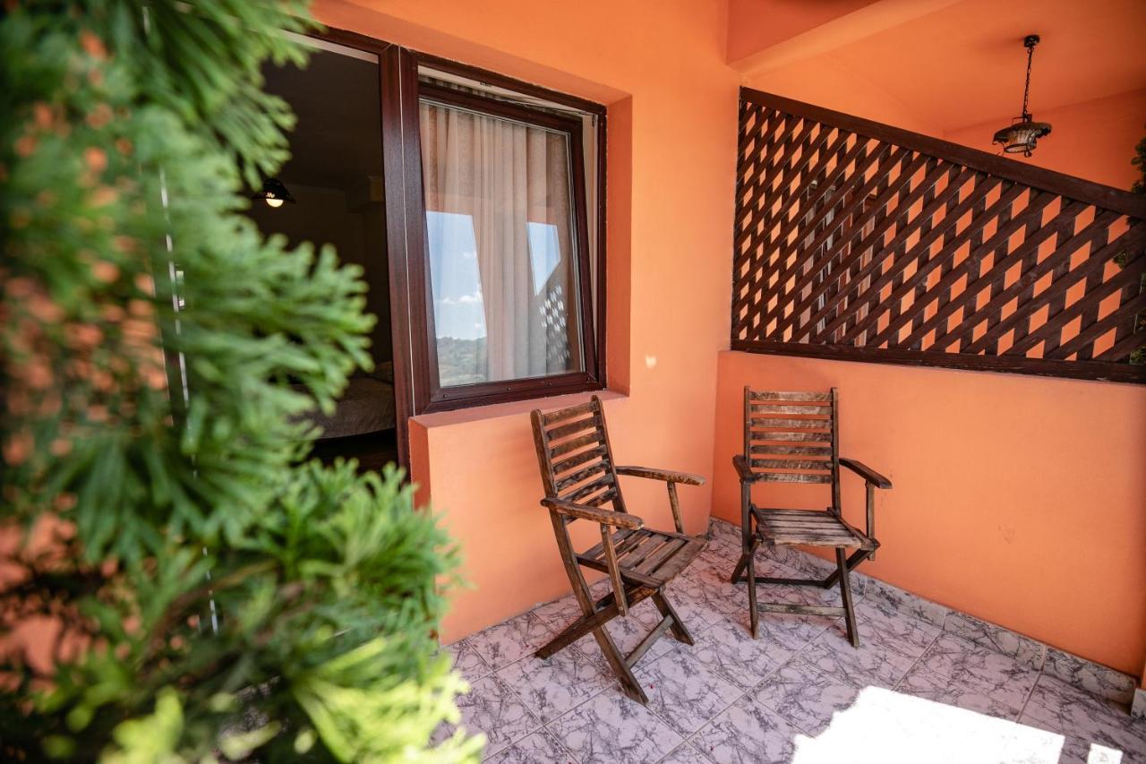 Pensiune Restaurant Route60 Ciucea Exterior photo